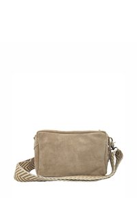Sac en suède beige, de forme rectangulaire, doté d'une bandoulière tissée à motif en chevron blanc et or, et d'une fermeture éclair.