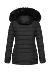 Chaqueta acolchada negra con capucha forrada de piel sintética, patrón acolchado, cintura con cinturón y puños elásticos. Tejido liso con acabado mate.