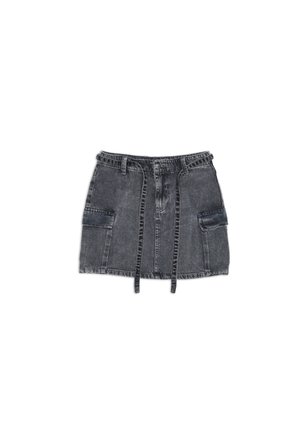 Mini-jupe en denim noir avec cordons de serrage à l'avant, grandes poches latérales, passants de ceinture et finition lavée et délavée. La jupe est présentée à plat sur fond blanc.