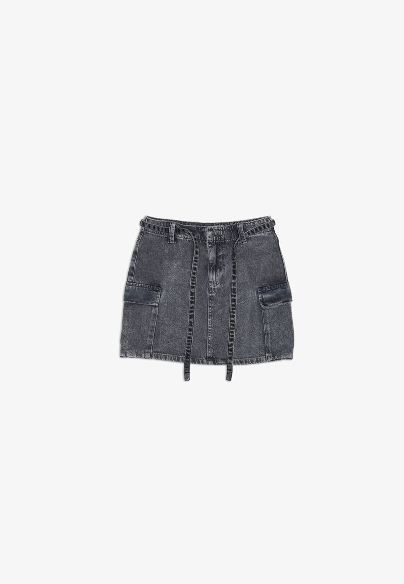 Mini-jupe en denim noir avec cordons de serrage à l'avant, grandes poches latérales, passants de ceinture et finition lavée et délavée. La jupe est présentée à plat sur fond blanc.