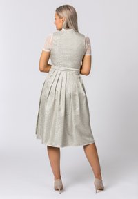 Grau gemustertes Kleid mit kurzen Spitzenärmeln, plissiertem Rock und Taillengürtel. Glattes Material mit dezentem Glanz, knielang.