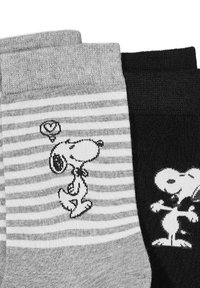 Calze a righe grigie e nere con un design di Snoopy in stile cartoon. La calza grigia presenta strisce bianche e un palloncino a forma di cuore, mentre la calza nera mostra il contorno di Snoopy.