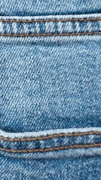 Denim audums ar gaiši zilu toņu, kas veidots ar raibām vīlēm. Ietver atšķirīgu brūnu šuvju uz šuvju malām. Teksturēta virsma ar smalkām variācijām.