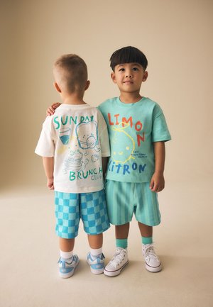 Next, REGULAR FIT - SHORT SLEEVE T-SHIRT AND SHORTS SET 2 PACK  . - Pantalon de survêtement - green white food backprint