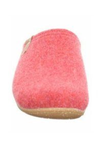 Pantofole in feltro fucsia con punta arrotondata e texture morbida. Presentano un accento marrone sui lati e una suola di colore naturale.