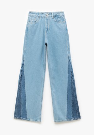 Lichtblauwe denim jeans met wijde pijpen, voorzien van gekleurde zijpanelen in donkerdere blauwtinten. Klassiek vijf-pocket ontwerp.