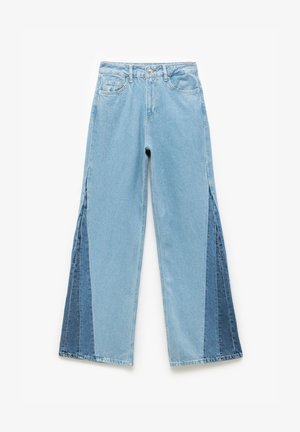Lichtblauwe denim jeans met wijde pijpen, voorzien van gekleurde zijpanelen in donkerdere blauwtinten. Klassiek vijf-pocket ontwerp.