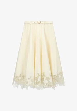 Roomkleurige A-lijn rok met een aansluitende taille, riem met ronde gesp en bloemrijke kanten rand langs de zoom.