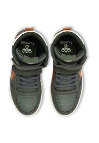 Höga sneakers med en mörkgrå syntetisk ovandel, bruna läderdetaljer, perforerad tåhuvud och grå snören. Vita gummisulor.