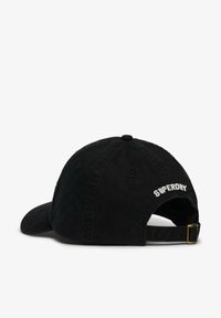 Czarna bawełniana czapka z daszkiem z zakrzywionym rondem i regulowanym paskiem z tyłu, z białym haftem "SUPERDRY".