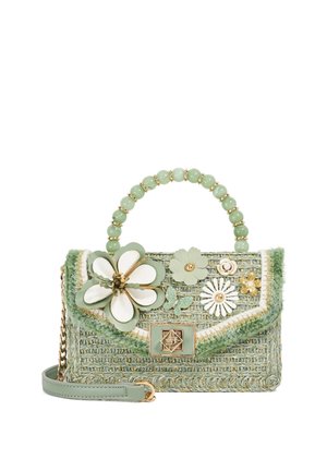 Sac à main vert tressé avec décorations florales, poignée perlée, fermoir doré et bandoulière amovible sur fond blanc.