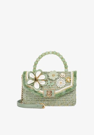 Groene geweven handtas met bloemendecoraties, handvat met kralen, gouden sluiting en afneembare riem op een witte achtergrond.