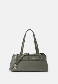 Grøn struktureret håndtaske med to håndtag, sølv hardware og præget "Juicy Couture" logo. Indeholder en dekorativ vedhæng.