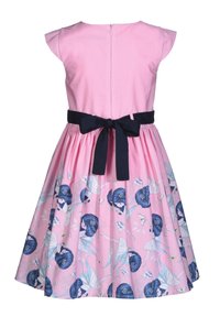 Růžové šaty s krátkými rukávy, korzetovým tělem a rozšířenou sukní s modrým květinovým a pohádkovým potiskem, dokončené námořnickou mašlí v pase.