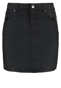 Zwarte denimrok met een nauwsluitend ontwerp, voorzien van voorzakken met mesh-accenten en een metalen knoopsluiting aan de taille.