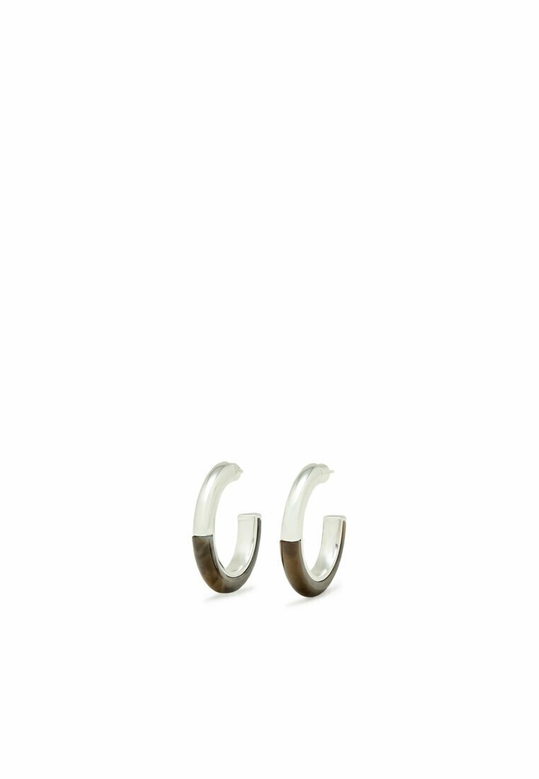 Paire de boucles d'oreilles créoles de taille moyenne avec une moitié supérieure argentée et une moitié inférieure marron foncé, présentée sur fond blanc.