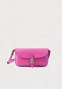 Geantă crossbody roz din piele, cu închidere rabatabilă, elemente metalice argintii cu inscripția "PINKO" și o curea reglabilă. Textură netedă.