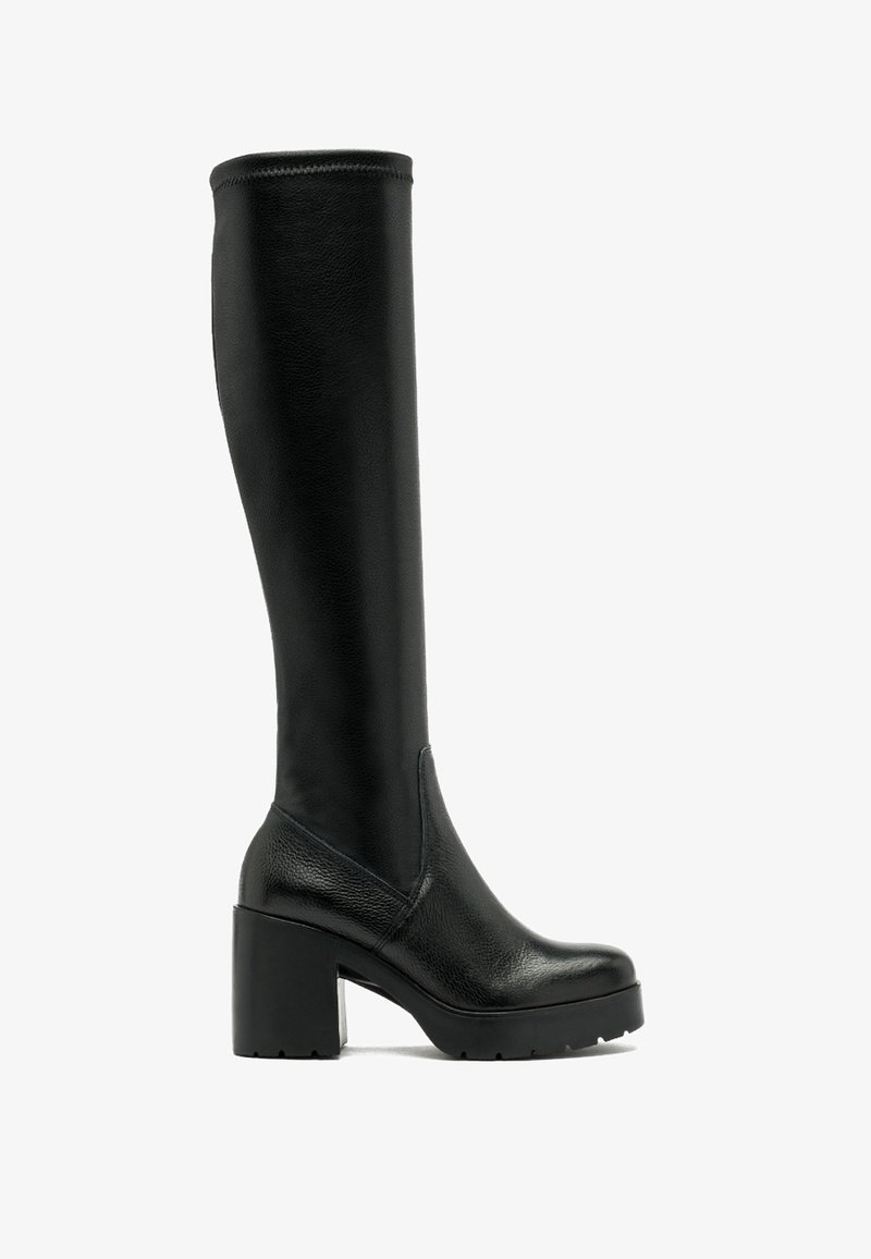 Botte en cuir noire montant jusqu'au genou, avec talon bloc épais et bout arrondi, adaptée pour la mode ou un usage décontracté.