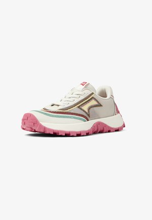 Zapatilla deportiva con parte superior de malla blanca, detalles a rayas de colores y suela exterior de goma rosa. Cuenta con un cuello acolchado y cierre frontal con cordones.