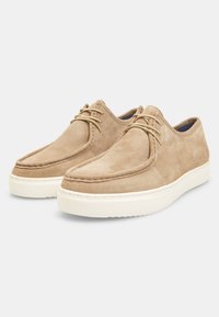 Pantofi din suede taupe cu vârful rotund, șireturi bej, uppers texturată și talpă groasă din cauciuc alb. Design minimalist cu accente cusute.