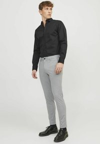Jack & Jones JPSTMARCO JJCOOPER - Pantalones chinos - grey melange