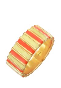 Ring in Goldfarbe mit gestreiften Segmenten aus gelber und orangefarbener Emaille. Runde Form mit geriffelter Textur und sichtbarem Markenlogo innen.