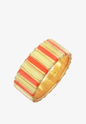 Bague dorée présentant des segments rayés en émail jaune et orange. Forme arrondie avec une texture striée et un marquage de marque visible à l'intérieur.