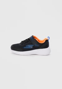 Schwarzer Sportschuh mit Netzoberfläche, blauen Akzenten, orangefarbenem Innenfutter und weißer Sohle. Verfügt über einen Klettverschluss.