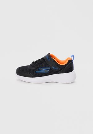 Baskets de sport noires avec tige en mesh, accents bleus, doublure orange et semelle blanche. Équipées d'une sangle à velcro pour la fermeture.