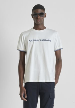 REGULAR  FIT WITH INJECTION LOGO - T-shirt con stampa - white
