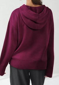 Burgundowy sweter z kapturem, z prążkowanymi mankietami i dołem, w oversize'owym fasonie, z teksturowanej dzianiny i bez szwów z tyłu.