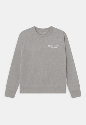 Sudadera gris hecha de tela suave, con cuello redondo y mangas largas. Cuenta con un pequeño logo blanco en el frente y dobladillo acanalado.