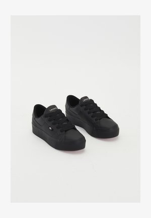 Sorte lavtop sneakers lavet af glat materiale, med tykke snørebånd, en struktureret sål og et lille logo på siden og tungen.