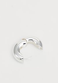 Orecchino a cerchio in argento con design intrecciato, caratterizzato da una superficie liscia e lucida e uno spazio aperto per una facile indossabilità.