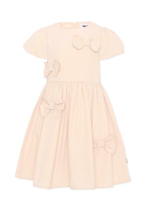 Robe fille rose clair à manches courtes avec jupe froncée et quatre nœuds en tissu assortis sur le corsage et la jupe.