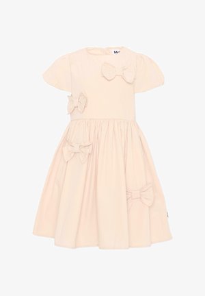 Vestito rosa chiaro a maniche corte per ragazza, con gonna arricciata e quattro fiocchi in tessuto coordinato sul corpetto e sulla gonna.