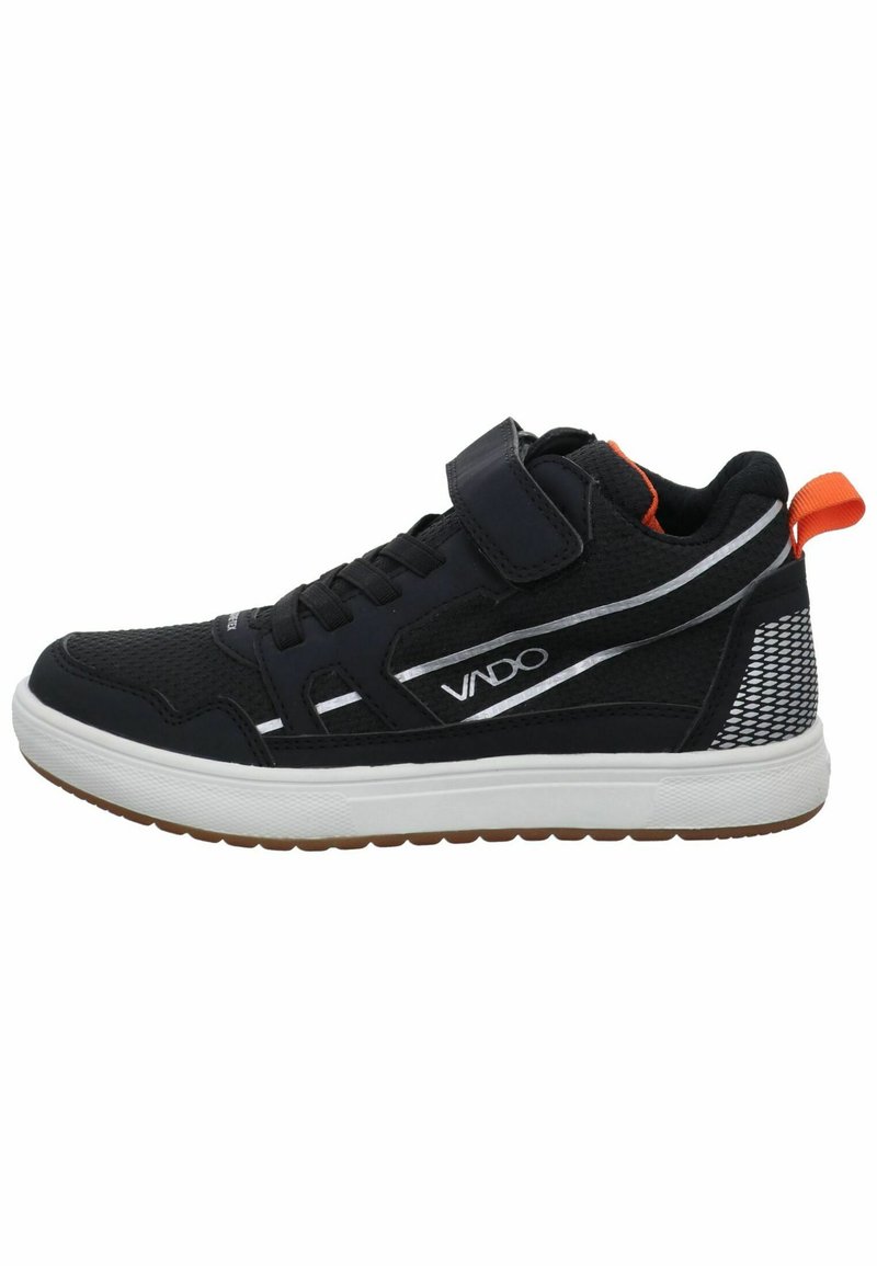 Zapatilla deportiva negra con parte superior de malla y sint�ético, suela blanca, correa ajustable, acento naranja en el talón y detalles reflectantes.