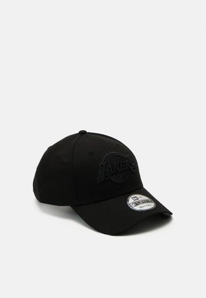 Gorra de béisbol negra con un logo "Lakers" en relieve en la parte frontal, visera plana y textura de tela. Incluye una etiqueta de marca en el lado.