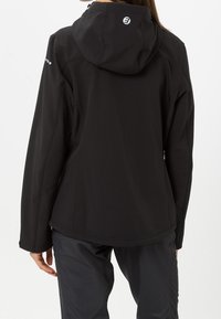 Sort softshell jakke med hætte, der har en tætsiddende pasform, glat tekstur og logo detaljer på ryggen. Velegnet til udendørs brug.