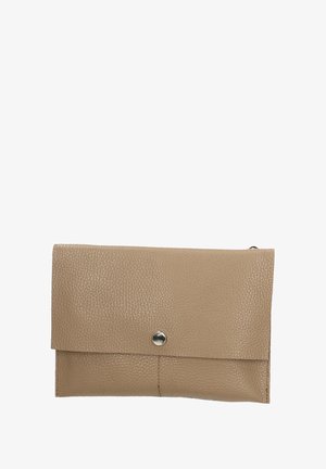 Clutch in pelle beige con superficie texture, design pieghevole e chiusura a scatto. Presenta dettagli di cucitura e un aspetto minimalista.