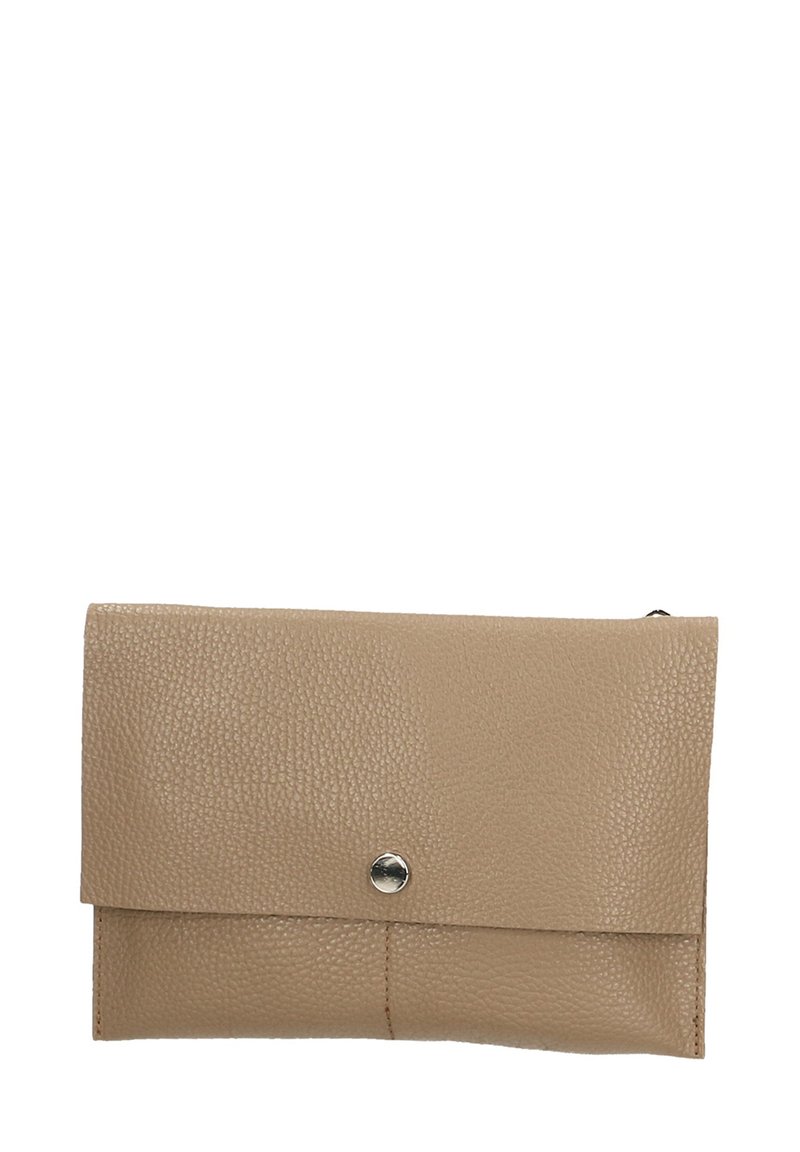 Clutch in pelle beige con superficie texture, design pieghevole e chiusura a scatto. Presenta dettagli di cucitura e un aspetto minimalista.