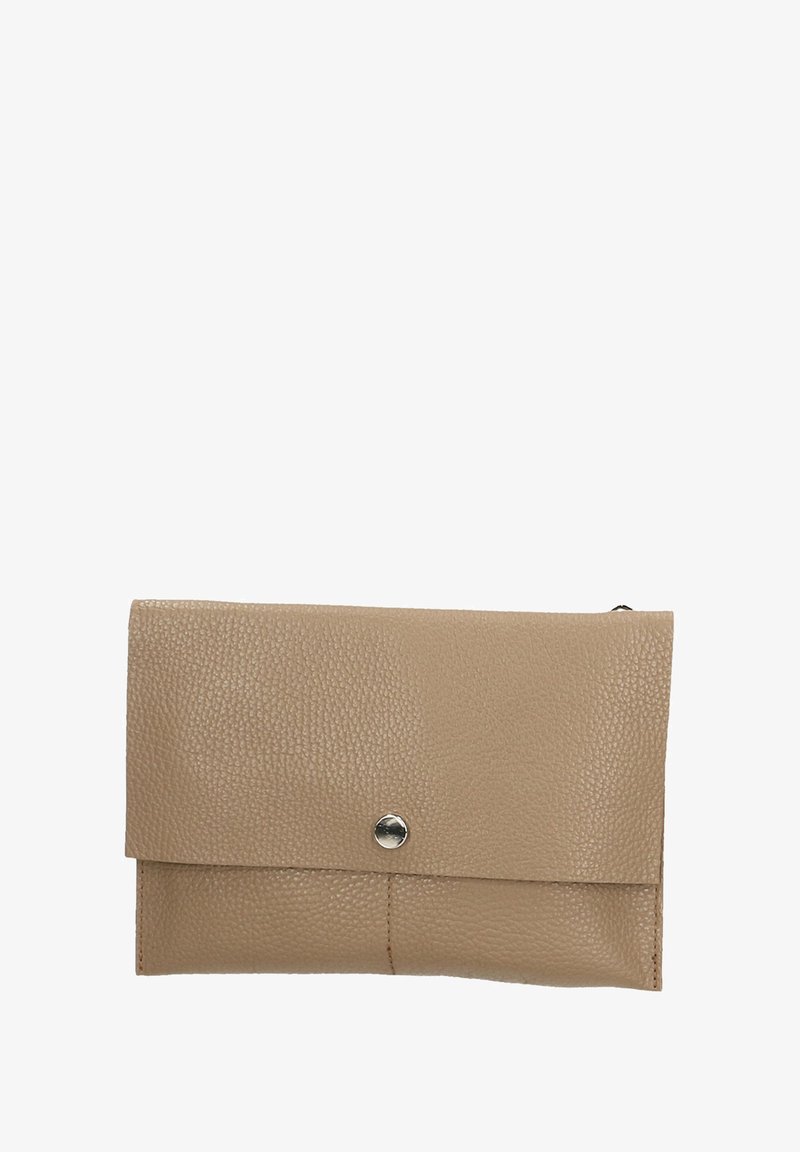 Beige leren clutch met een gestructureerd oppervlak, opvouwbaar ontwerp en een drukknoopsluiting. Heeft stiksels en een minimalistische uitstraling.