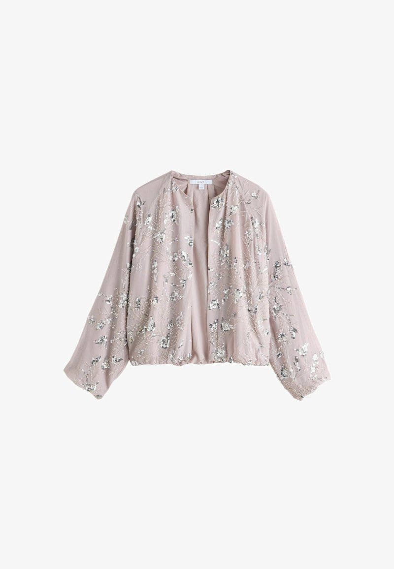 Lyserød cropped jakke med lange ærmer, åben front og sølvfarvede blomsterformede palietdekorationer over hele stoffet.