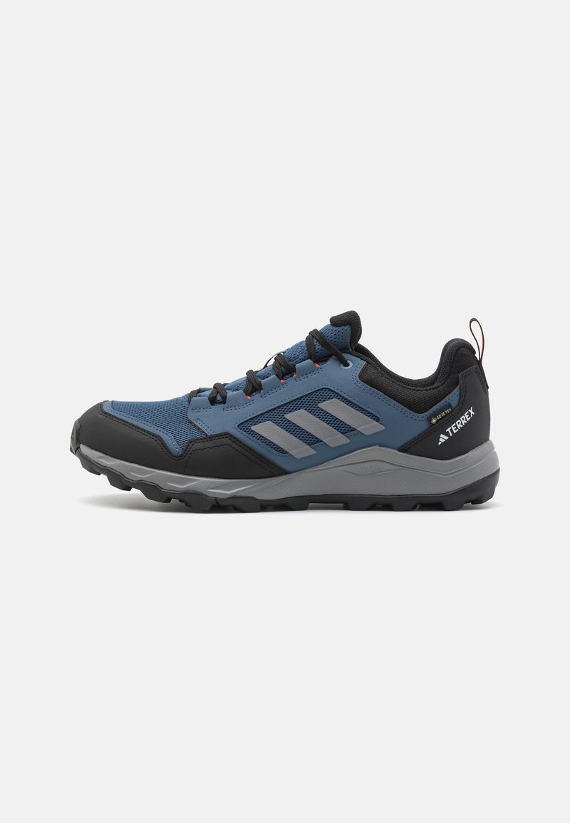 Blauwe en zwarte wandelschoen, gemaakt van mesh en rubber. Bevat grijze accenten, een versterkte neus en een getextureerde zool voor grip.