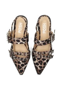 Leopardprint platte schoenen met puntige neus, zilveren gespen en oogjes, voorzien van enkelriempjes en gewatteerde beige binnenzolen met het merk "POSH."