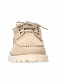 Beige Leder Schnürschuhe mit glatter Textur, runder Zehenpartie und einer dicken weißen Gummisohle mit tiefen Profilrillen für besseren Halt.