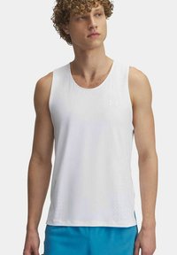 Camiseta deportiva sin mangas blanca, hecha de un tejido ligero, con detalles perforados en los lados para mayor transpirabilidad.