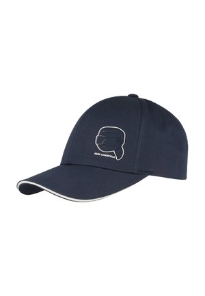Mørkeblå baseballkasket med buet skygge, hvid kant og en hvid omrids af et logo med en person, der bærer solbriller og teksten "Karl Lagerfeld" foran.
