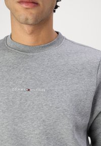Tommy Hilfiger LOGO TIPPED CREWNECK - Sudadera - medium grey heather