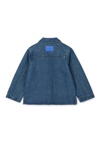 Jeans jakna, modra, dolgi rokavi, s kragnico, pogled s hrbtne strani, ki prikazuje pravokoten modri zamašek blizu vratu. Očitni detajli šivov.